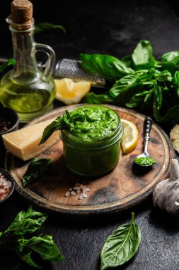 Taze malzemelerle ev yapımı Pesto Sosu