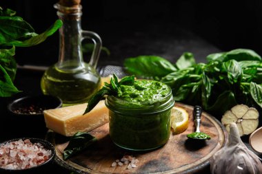 Taze malzemelerle ev yapımı Pesto Sosu