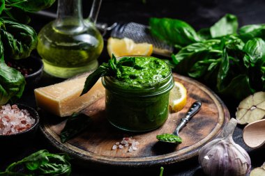 Taze malzemelerle ev yapımı Pesto Sosu