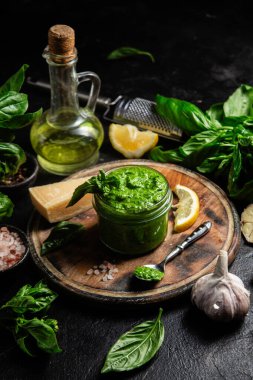 Taze malzemelerle ev yapımı Pesto Sosu