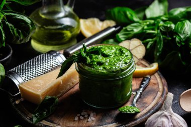 Taze malzemelerle ev yapımı Pesto Sosu