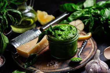 Taze malzemelerle ev yapımı Pesto Sosu