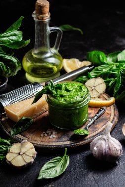Taze malzemelerle ev yapımı Pesto Sosu