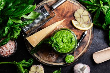 Taze malzemelerle ev yapımı Pesto Sosu