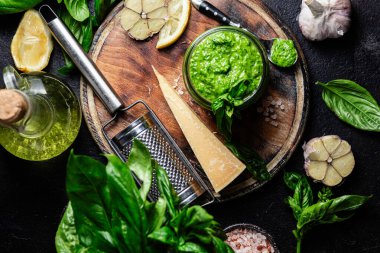 Taze malzemelerle ev yapımı Pesto Sosu