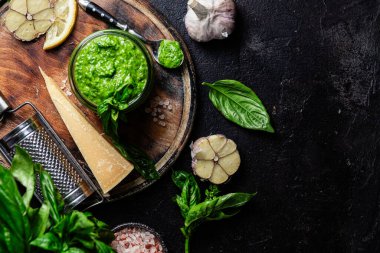 Taze malzemelerle ev yapımı Pesto Sosu