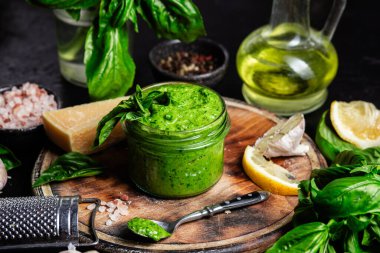 Taze malzemelerle ev yapımı Pesto Sosu