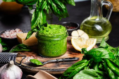 Taze malzemelerle ev yapımı Pesto Sosu