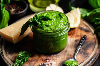 Taze malzemelerle ev yapımı Pesto Sosu
