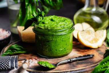 Taze malzemelerle ev yapımı Pesto Sosu