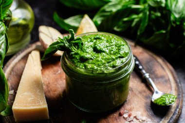 Taze malzemelerle ev yapımı Pesto Sosu