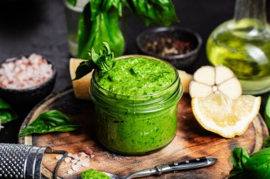 Taze malzemelerle ev yapımı Pesto Sosu