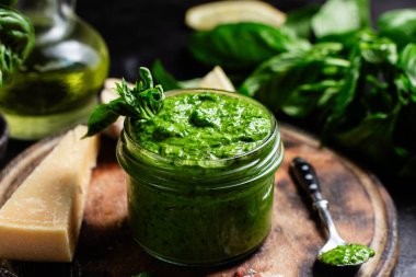 Taze malzemelerle ev yapımı Pesto Sosu
