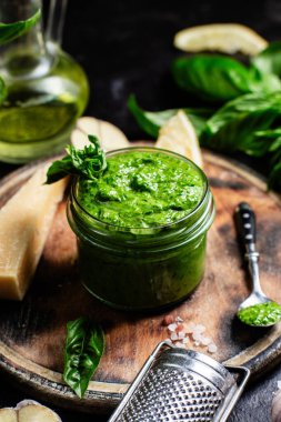 Taze malzemelerle ev yapımı Pesto Sosu