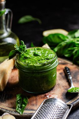 Taze malzemelerle ev yapımı Pesto Sosu