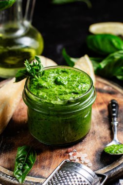 Taze malzemelerle ev yapımı Pesto Sosu