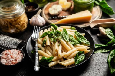 Pesto, taze fesleğen ve parmesanlı peynirli lezzetli makarna.