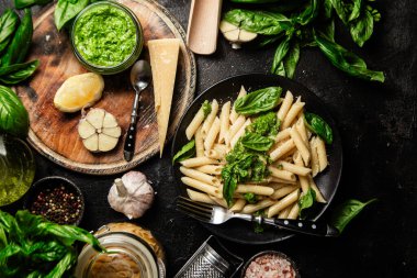 Pesto, taze fesleğen ve parmesanlı peynirli lezzetli makarna.