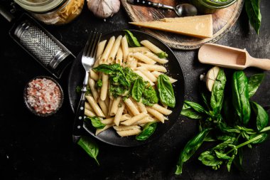 Pesto, taze fesleğen ve parmesanlı peynirli lezzetli makarna.