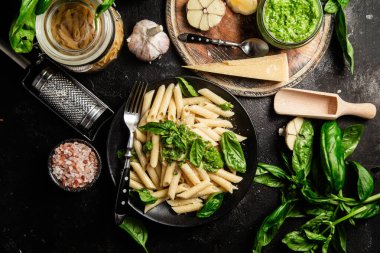 Pesto, taze fesleğen ve parmesanlı peynirli lezzetli makarna.