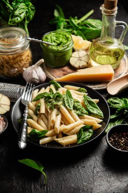 Pesto, taze fesleğen ve parmesanlı peynirli lezzetli makarna.