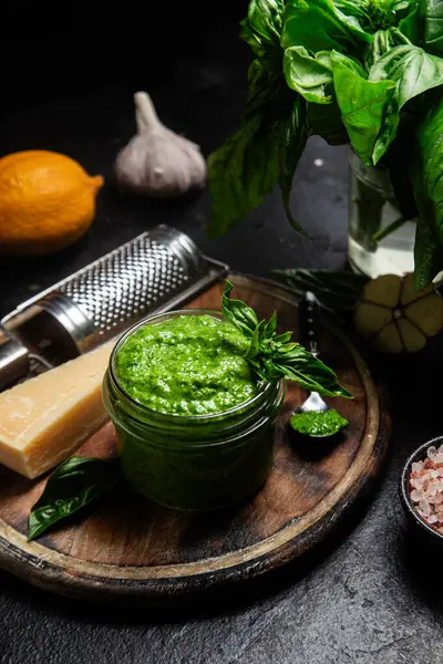 Taze malzemelerle ev yapımı Pesto Sosu