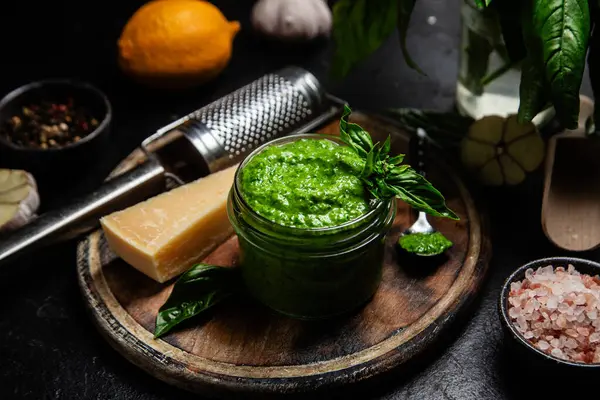 Taze malzemelerle ev yapımı Pesto Sosu