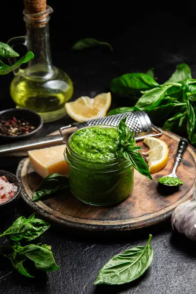 Taze malzemelerle ev yapımı Pesto Sosu