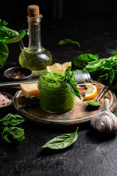 Taze malzemelerle ev yapımı Pesto Sosu