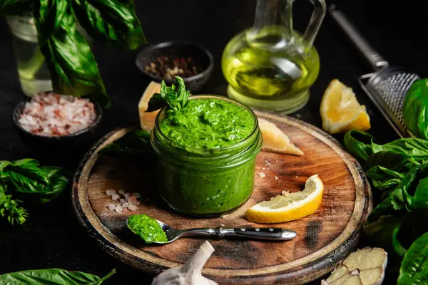 Taze malzemelerle ev yapımı Pesto Sosu