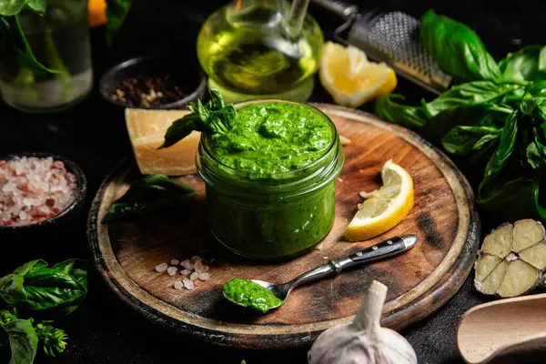 Taze malzemelerle ev yapımı Pesto Sosu