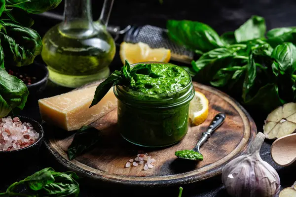 Taze malzemelerle ev yapımı Pesto Sosu