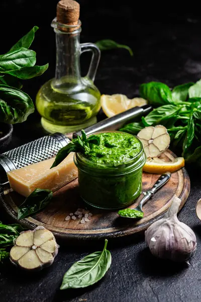 Taze malzemelerle ev yapımı Pesto Sosu