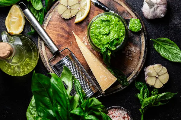 Taze malzemelerle ev yapımı Pesto Sosu