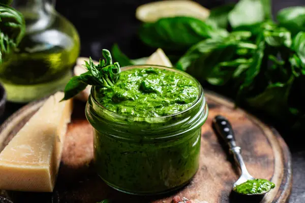 Taze malzemelerle ev yapımı Pesto Sosu