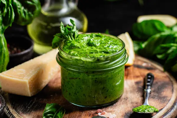 Taze malzemelerle ev yapımı Pesto Sosu