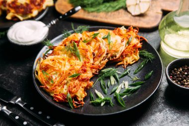 Ekşi Kremalı Draniki Patates Gözlemesi .