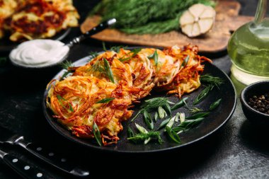 Ekşi Kremalı Draniki Patates Gözlemesi .