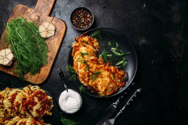 Ekşi Kremalı Draniki Patates Gözlemesi .