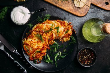 Ekşi Kremalı Draniki Patates Gözlemesi .