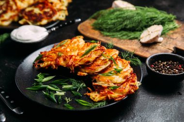 Ekşi Kremalı Draniki Patates Gözlemesi .