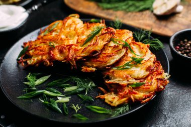 Ekşi Kremalı Draniki Patates Gözlemesi .