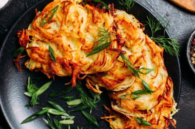 Ekşi Kremalı Draniki Patates Gözlemesi .