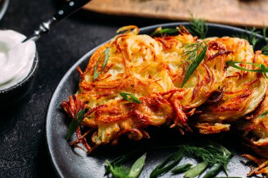 Ekşi Kremalı Draniki Patates Gözlemesi .