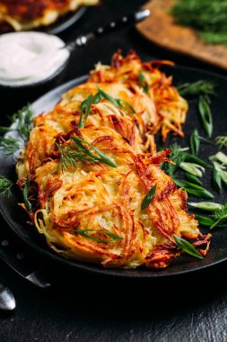 Ekşi Kremalı Draniki Patates Gözlemesi .