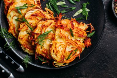 Ekşi Kremalı Draniki Patates Gözlemesi .