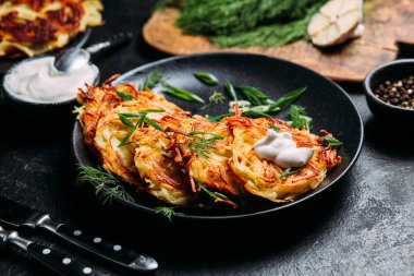 Ekşi Kremalı Draniki Patates Gözlemesi .