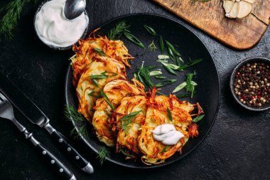 Ekşi Kremalı Draniki Patates Gözlemesi .