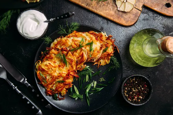 Ekşi Kremalı Draniki Patates Gözlemesi .