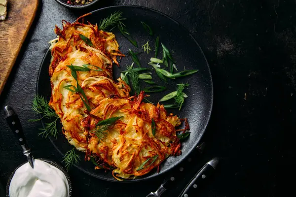 Ekşi Kremalı Draniki Patates Gözlemesi .